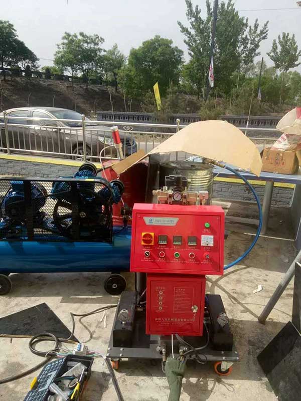 啤酒罐聚氨酯發泡填充夾層 澆注噴涂機(圖2) 啤酒罐聚氨酯發泡填充夾層澆注噴涂機