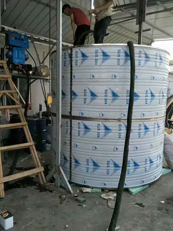 不銹鋼水箱保溫模塊聚氨酯填充效果如何 用哪種噴涂機(jī)(圖1) 不銹鋼水箱保溫模塊聚氨酯填充