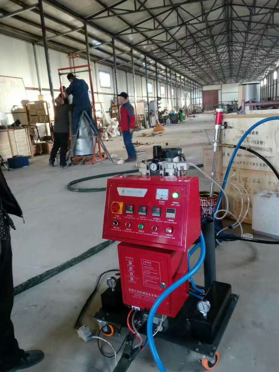不銹鋼水箱保溫模塊聚氨酯填充效果如何 用哪種噴涂機(jī)(圖2) E型不銹鋼水箱保溫模塊聚氨酯填充噴涂機(jī)